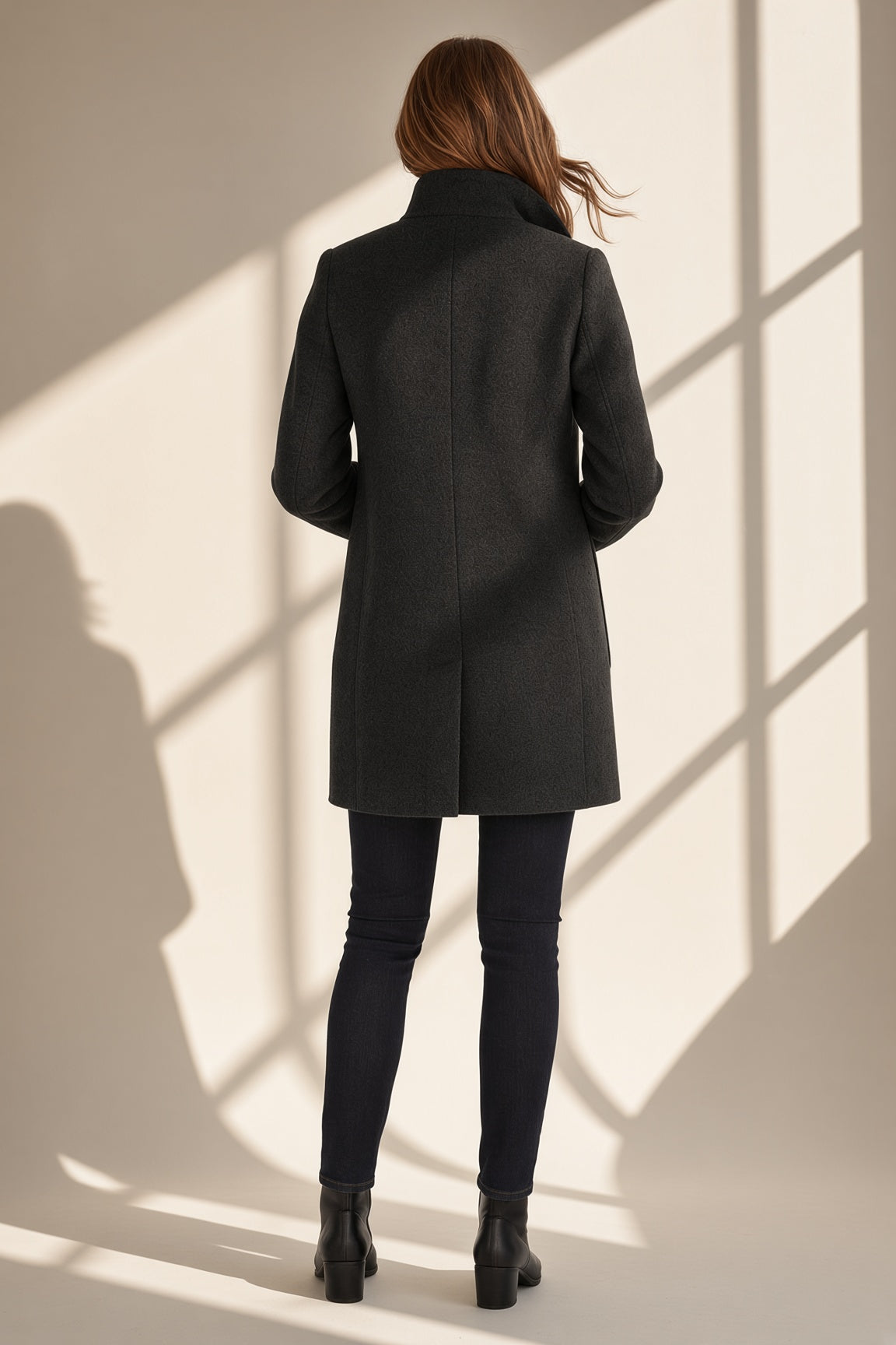 Chaqueta Lora de cuello alto en negro, vista de espalda – Vora Maison