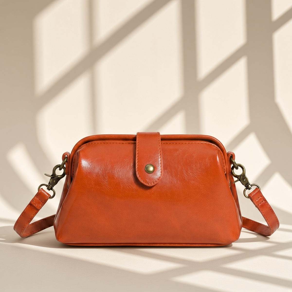 Bolso Colette bandolera vintage en naranja con herrajes dorados, vista de producto – Vora Maison