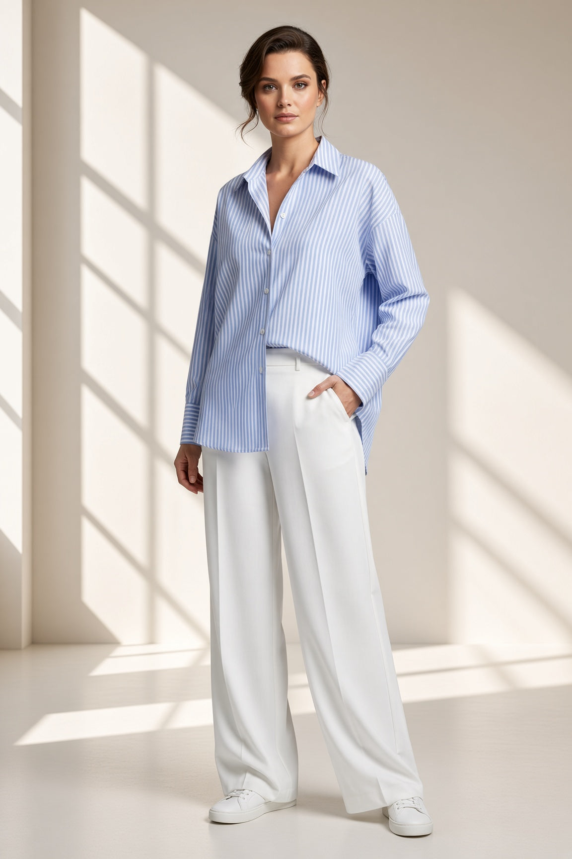 Camisa Breton de rayas azul y blanco con pantalón blanco, look completo – Vora Maison