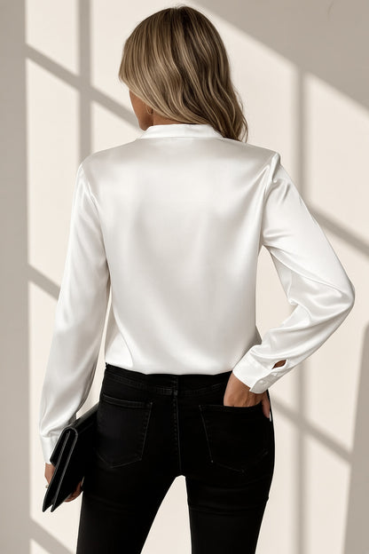 Blusa Naomi satinada en blanco, vista de espalda – Vora Maison