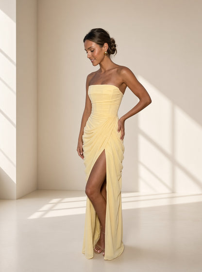 Vestido Sira palabra de honor drapeado en amarillo claro con abertura, vista frontal – Vora Maison