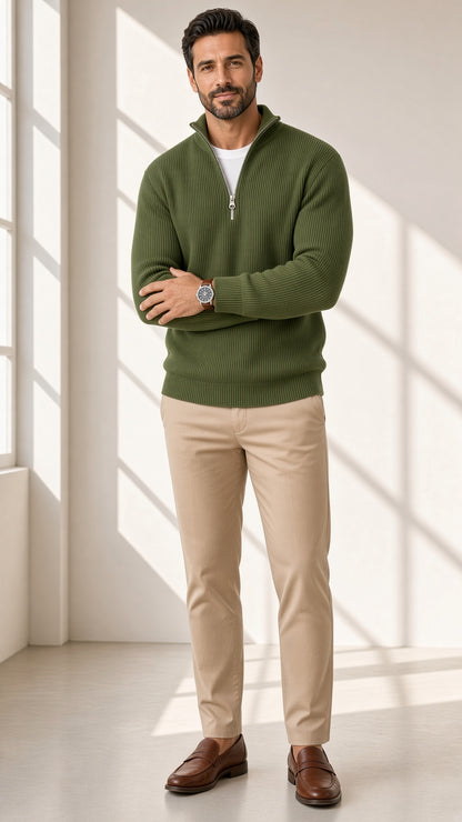 Jersey Marco con media cremallera en verde militar, vista frontal – Vora Maison