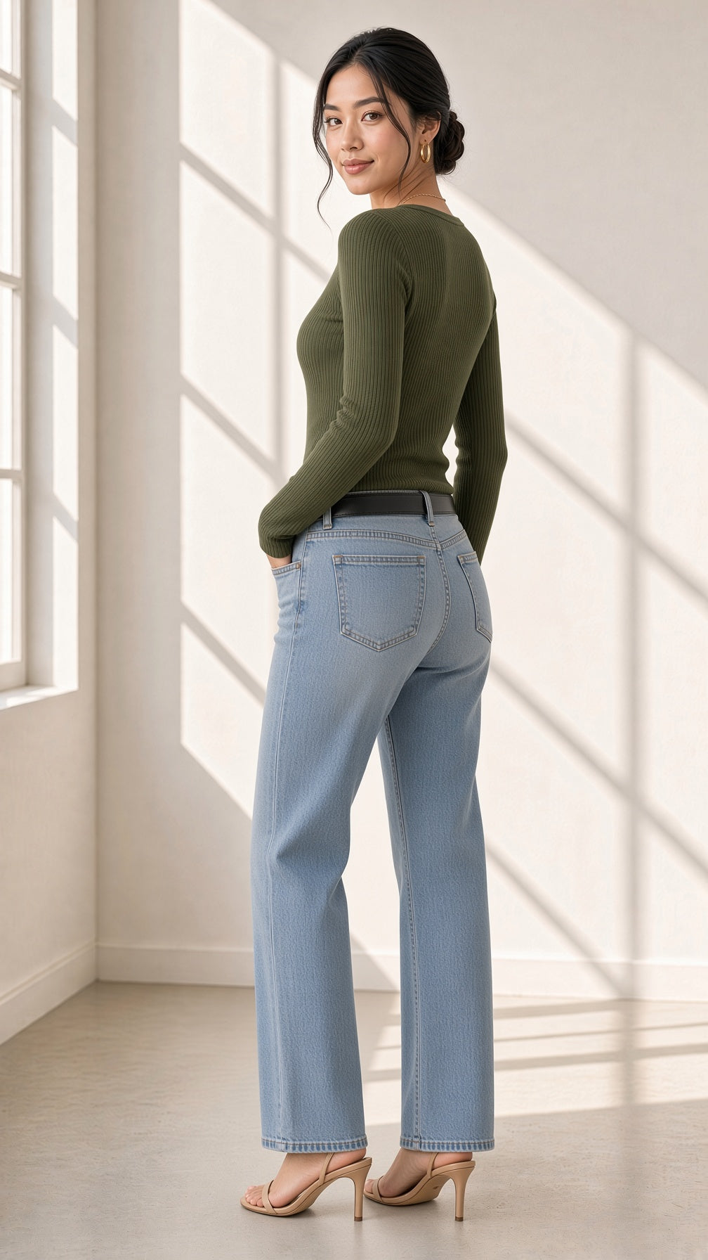 Top Inès canalé con botones en verde militar, vista lateral – Vora Maison