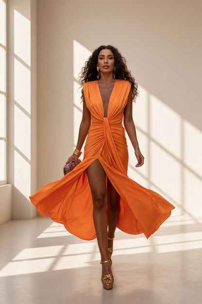 Vestido Solène largo drapeado en naranja con abertura frontal – Vora Maison