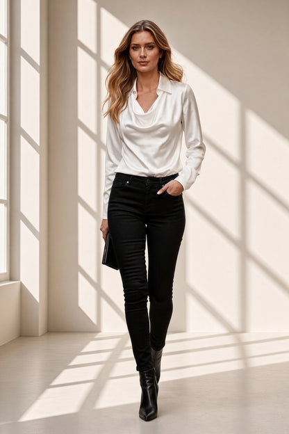Blusa Ivana satinada con cuello drapeado en blanco, vista frontal – Vora Maison
