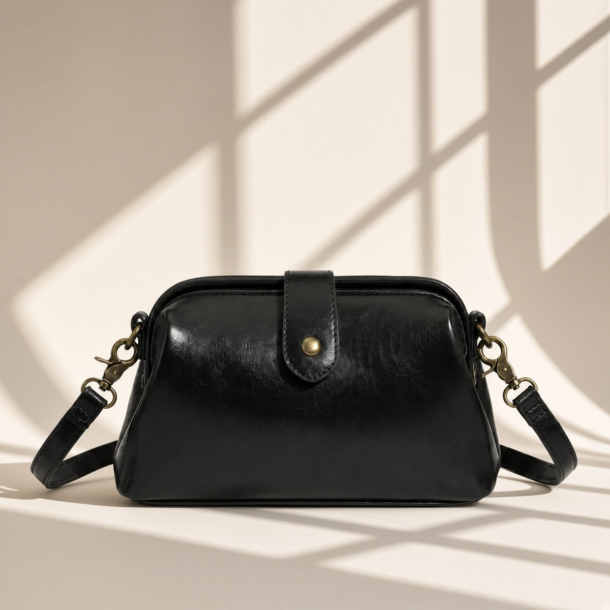 Bolso Colette bandolera vintage en negro con herrajes dorados, vista de producto – Vora Maison