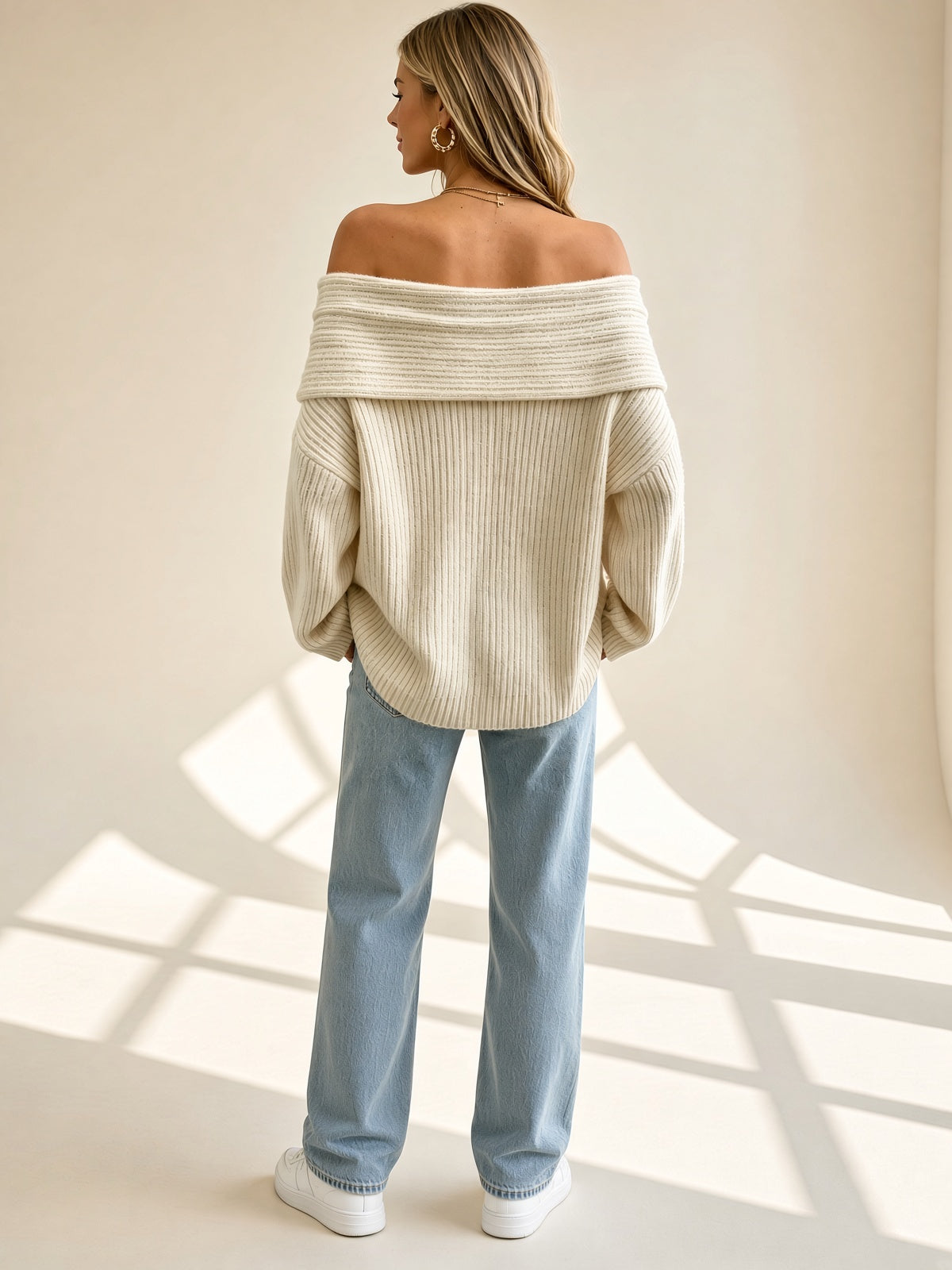 Suéter Margaux canelé con cuello bardot en beige, vista de espalda – Vora Maison