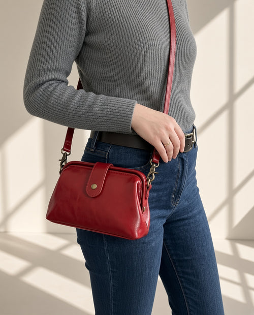 Bolso Colette bandolera vintage en rojo llevado al hombro – Vora Maison