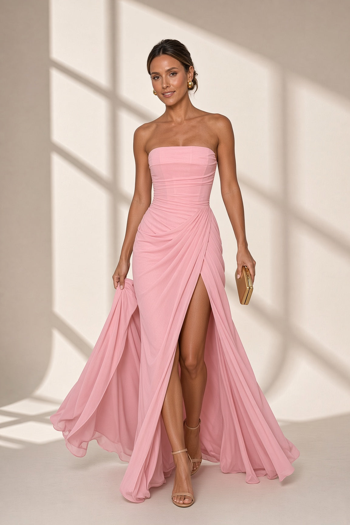 Vestido Sira palabra de honor drapeado en rosa con abertura, vista frontal – Vora Maison