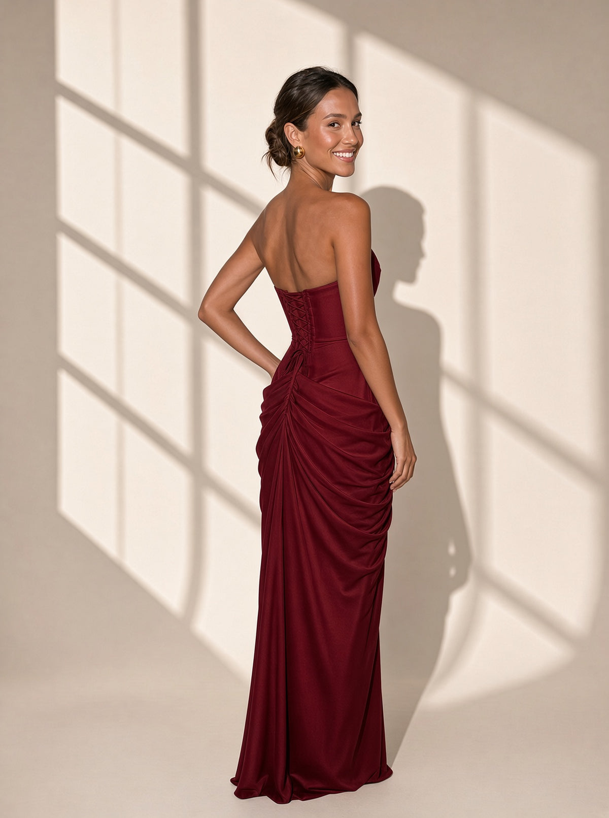 Vestido Sira palabra de honor en rojo vino, vista de espalda – Vora Maison