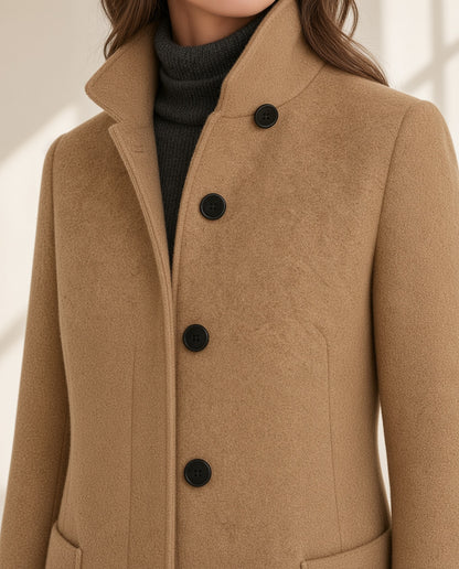 Detalle de botones y tejido de la chaqueta Lora en camel – Vora Maison