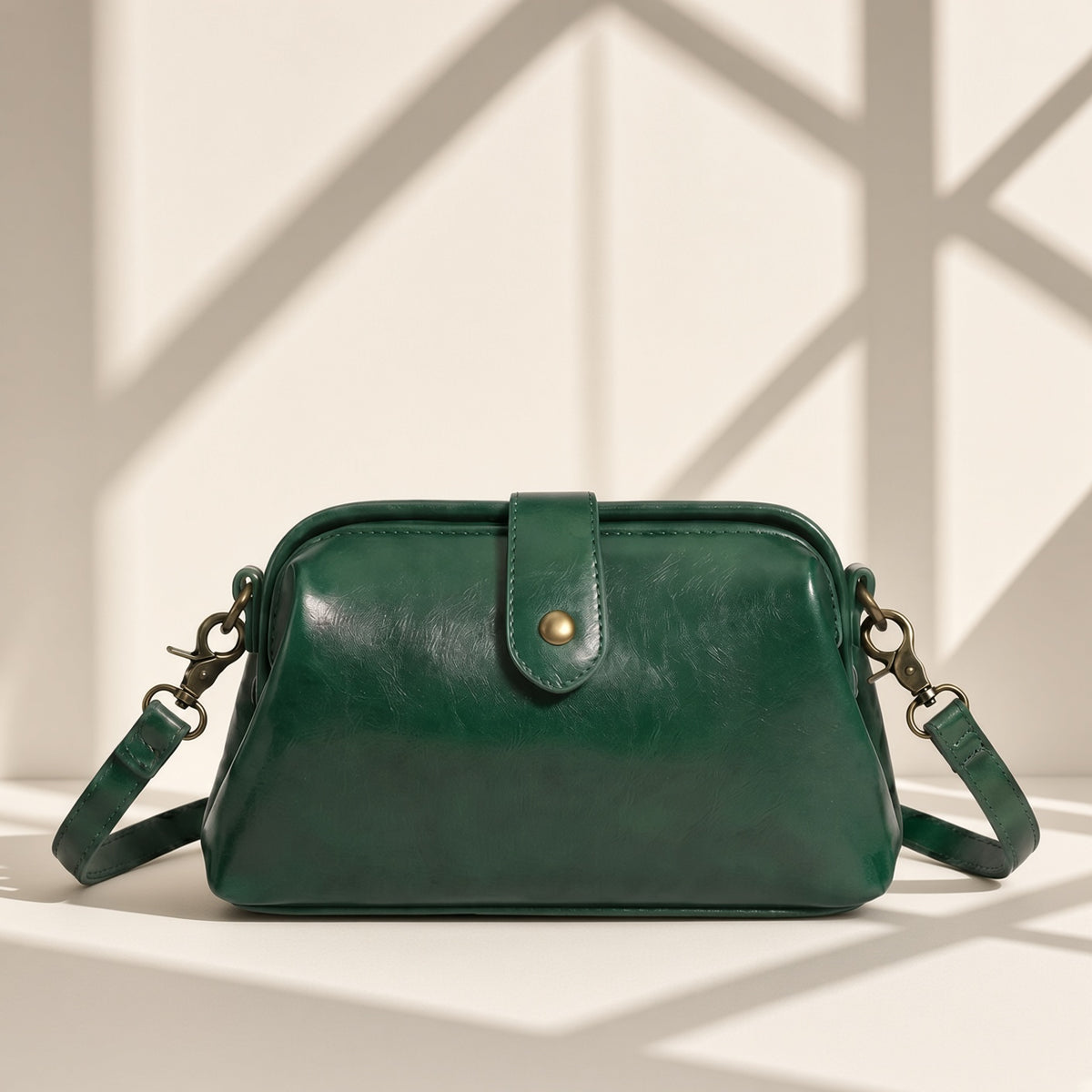 Bolso Colette bandolera vintage en verde con herrajes dorados, vista de producto – Vora Maison