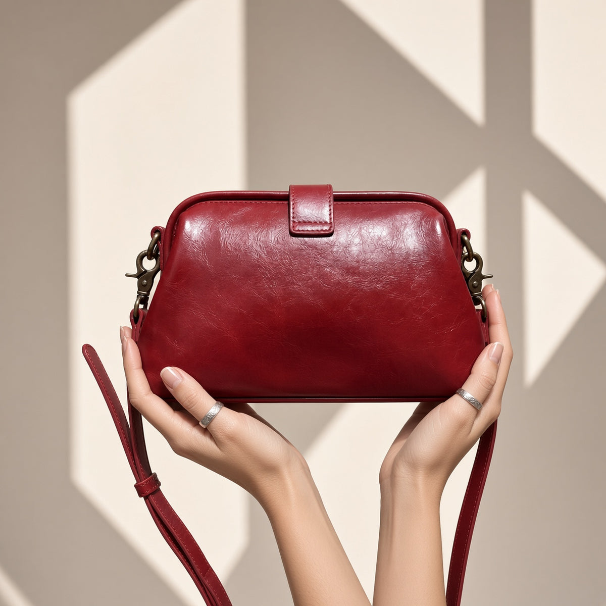 Bolso Colette bandolera vintage en rojo sostenido en las manos – Vora Maison