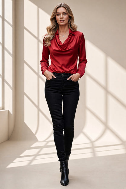 Blusa Ivana satinada con cuello drapeado en rojo, vista frontal – Vora Maison