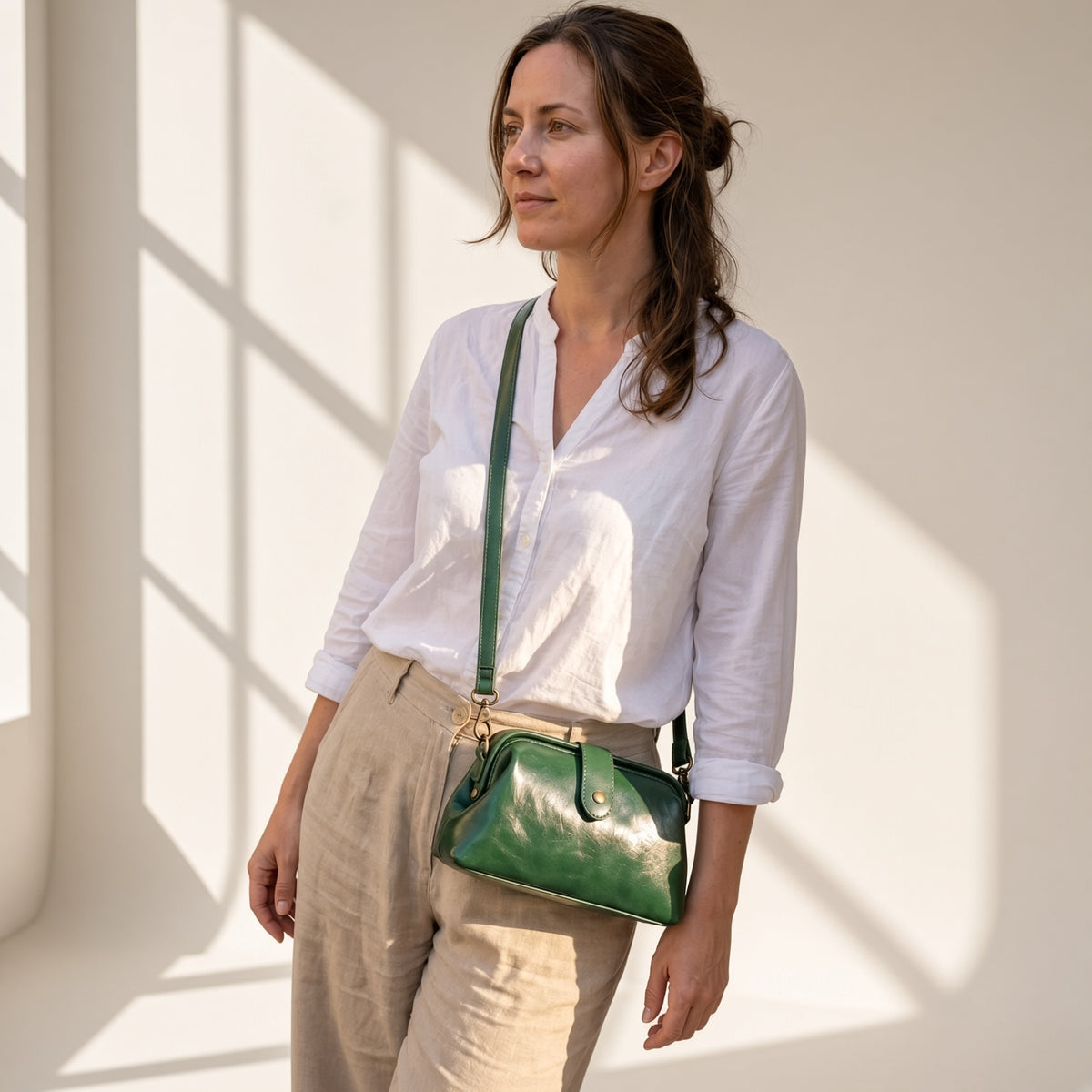 Bolso Colette bandolera vintage en verde llevado en bandolera – Vora Maison