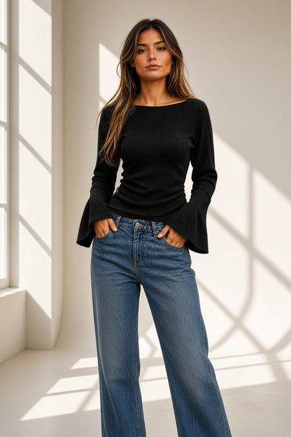 Top Flore canelé con manga campana en negro, look completo con vaqueros – Vora Maison