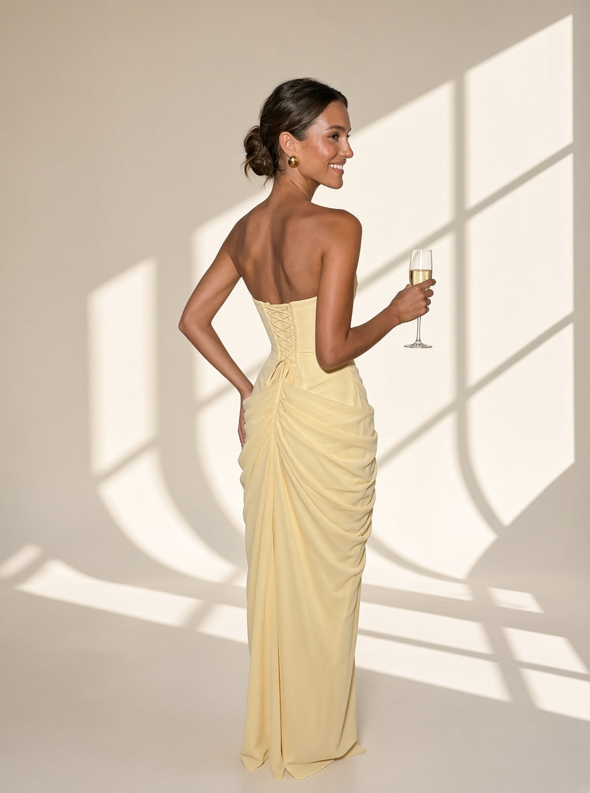 Vestido Sira palabra de honor en amarillo claro, vista de espalda – Vora Maison