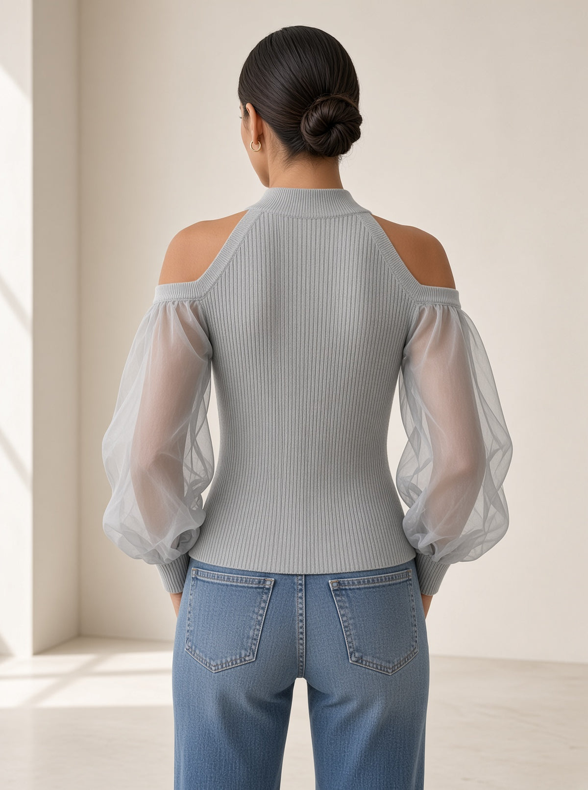 Top Sylvie canelé con mangas de organza en gris, vista de espalda – Vora Maison