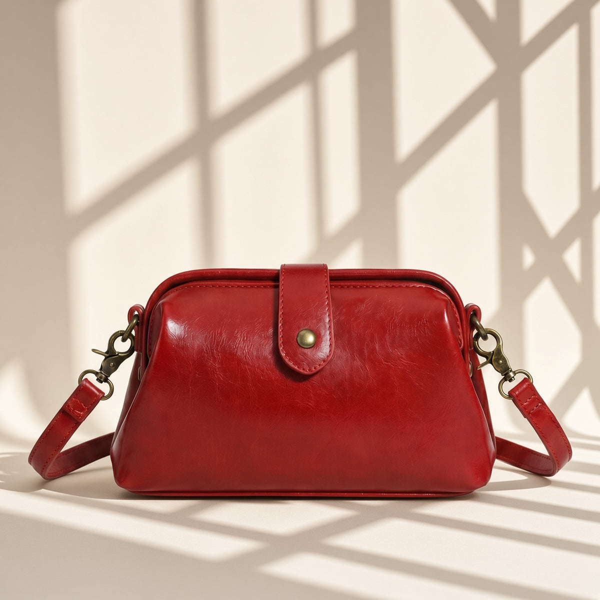 Bolso Colette bandolera vintage en rojo con herrajes dorados, vista de producto – Vora Maison