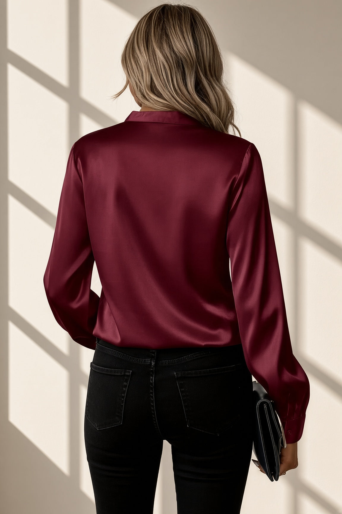 Blusa Naomi satinada en burdeos, vista de espalda – Vora Maison