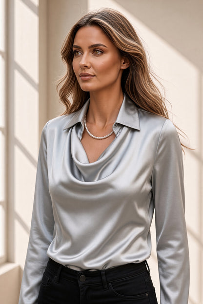 Detalle del cuello drapeado de la blusa Ivana en gris perla – Vora Maison