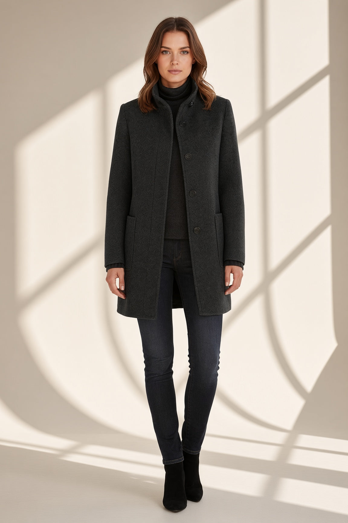 Chaqueta Lora de cuello alto en negro, vista frontal – Vora Maison