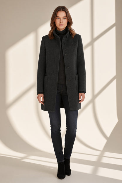 Chaqueta Lora de cuello alto en negro, vista frontal – Vora Maison