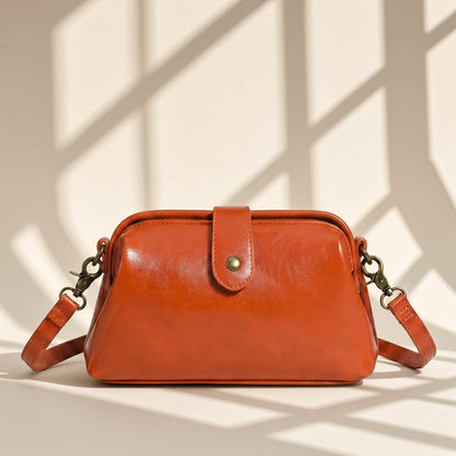 Bolso Colette bandolera vintage en naranja con herrajes dorados, vista de producto – Vora Maison