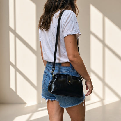 Bolso Colette bandolera vintage en negro con look casual – Vora Maison