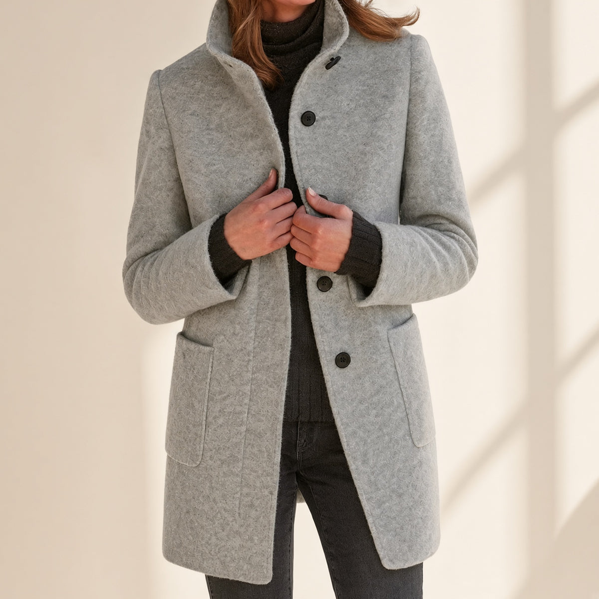 Detalle del cuello alto y botones de la chaqueta Lora en gris – Vora Maison