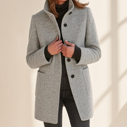 Detalle del cuello alto y botones de la chaqueta Lora en gris – Vora Maison