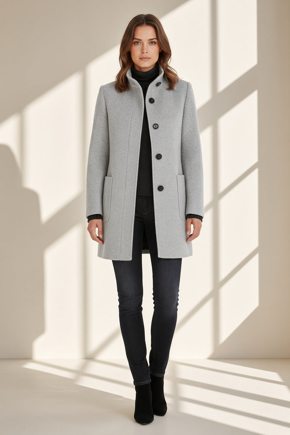 Chaqueta Lora de cuello alto en gris claro, vista frontal – Vora Maison