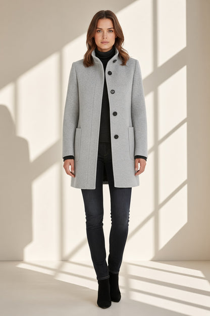 Chaqueta Lora de cuello alto en gris claro, vista frontal – Vora Maison