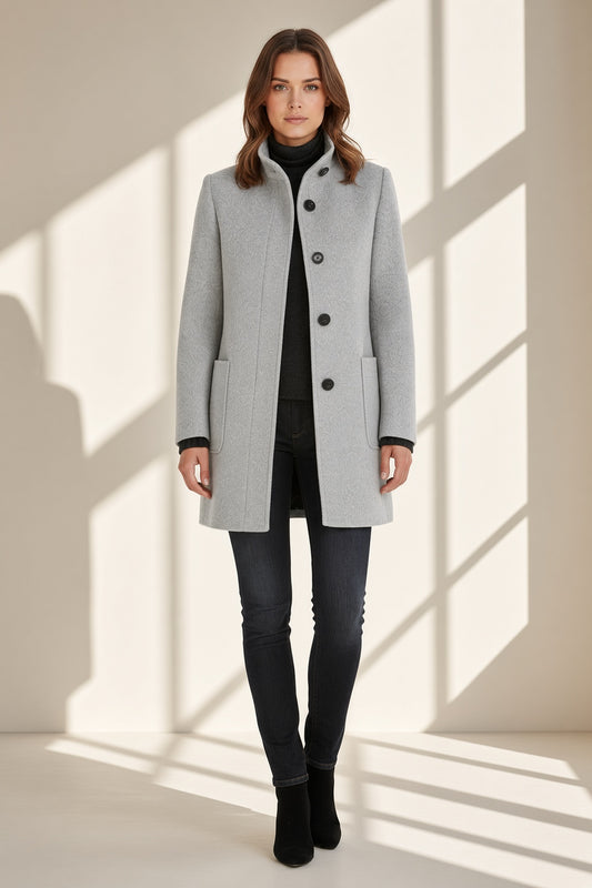 Chaqueta Lora de cuello alto en gris claro, vista frontal – Vora Maison